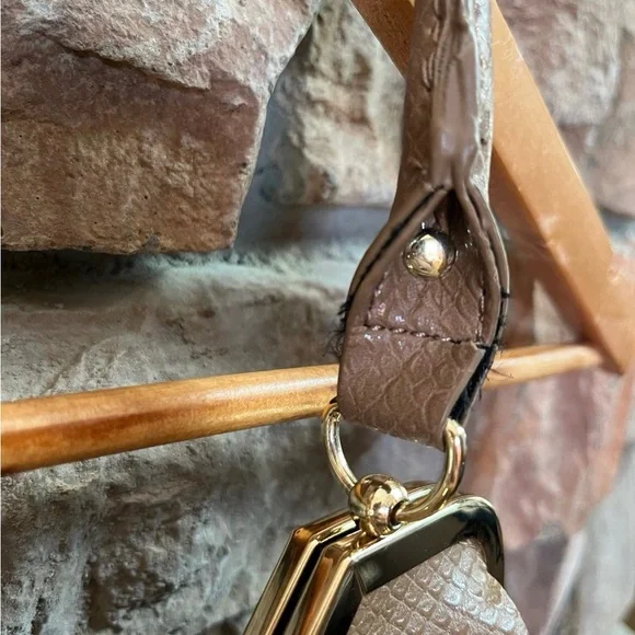 Lulu Guinness Kiss Lock Closure Handbag - Picture 7 of 9